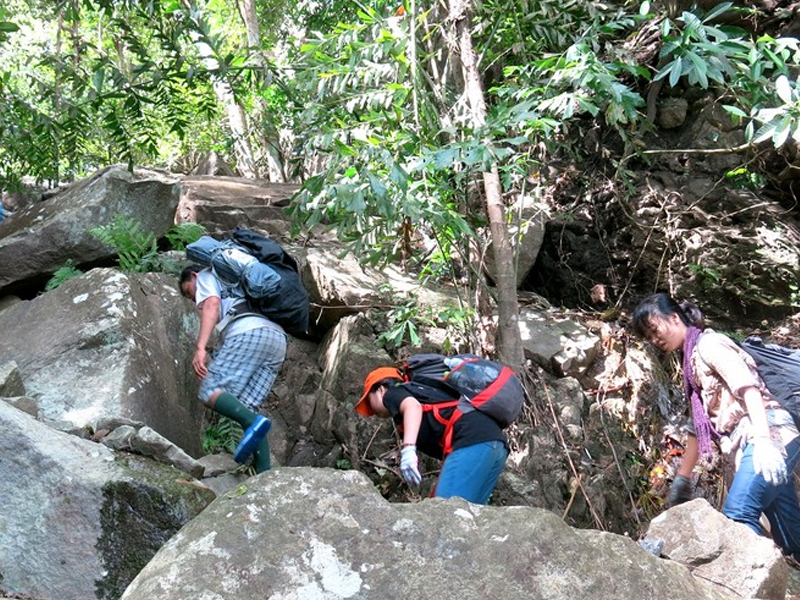 Steep slope on the way to Ba Den mountain